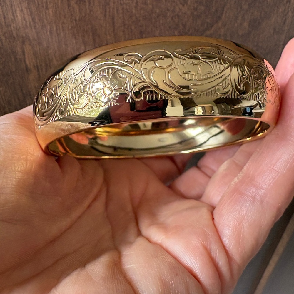Vintage 90s Wide Gold Embossed Floral Scroll Bangle Bracelet | Statement Retro - Picture 8 of 11
